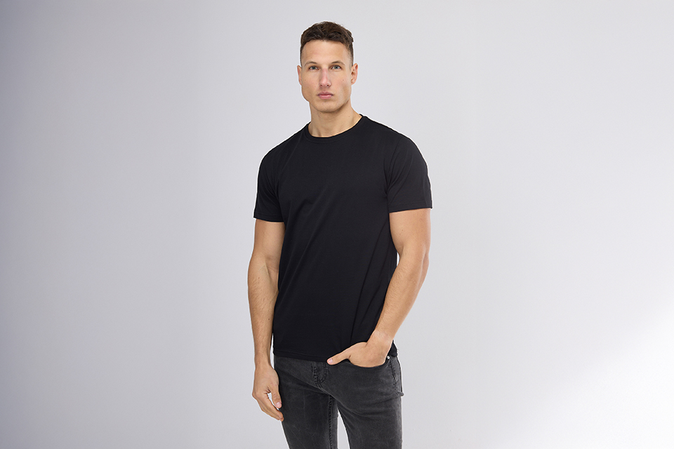Klasyczny czarny t-shirt męski, bawełniany, okragłe wykończenie pod szyją, boczne szwy, produkt polski, 100% bawełna high quality enzymowana